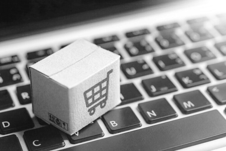 Sistema de recomendación basado en inteligencia artificial desarrollado por Biyectiva para Intelia, orientado a la personalización y análisis de datos